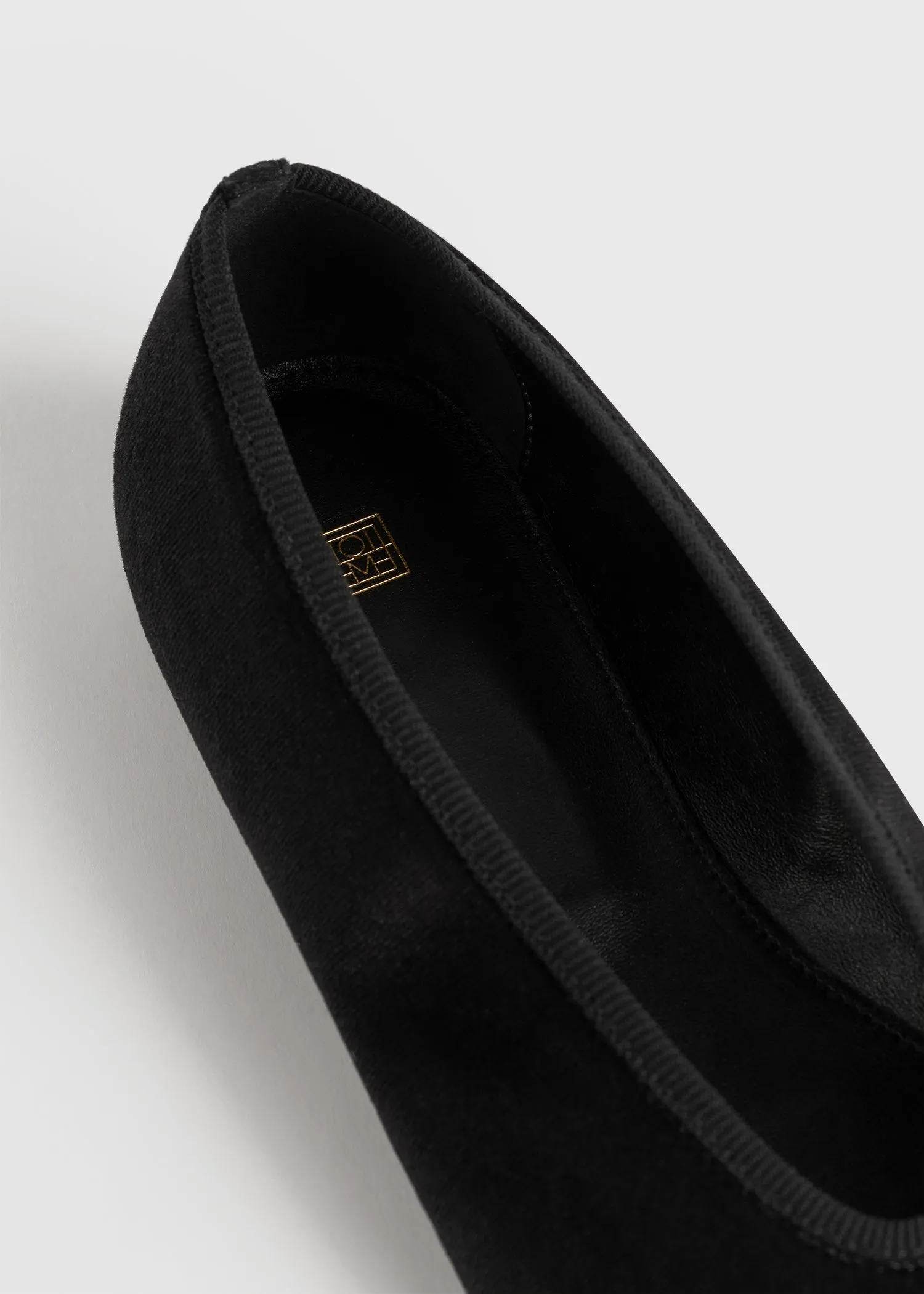 Minimalist velvet ballerinas black